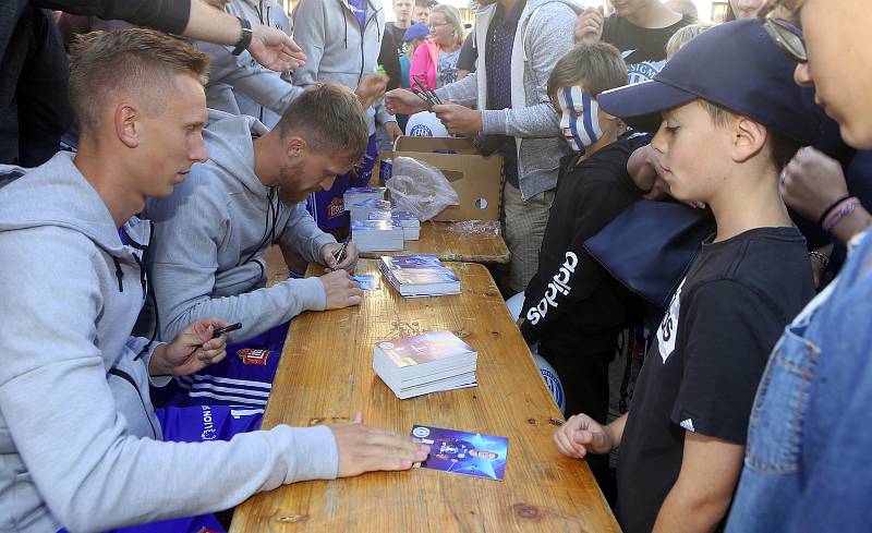 Netradiční tisková konference Sigmy na Horním náměstí v Olomouci