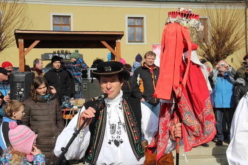 Soubor Haná v sobotu ve Velké Bystřici na Olomoucku uspořádal tradiční masopust se zabijačkou.