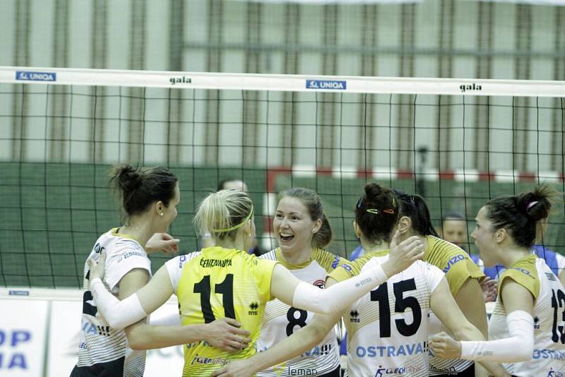 Volejbalistky Olomouce (v modrém) v play-off proti Ostravě