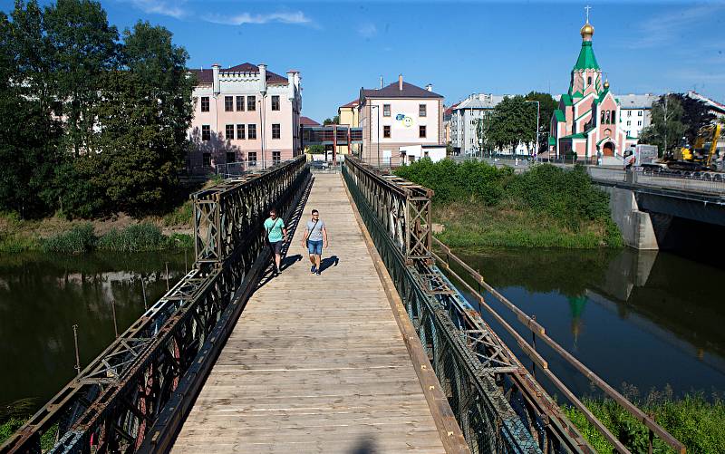 Lávka pro pěší přes Moravu u stavby mostu v Komenského ulici v Olomouci