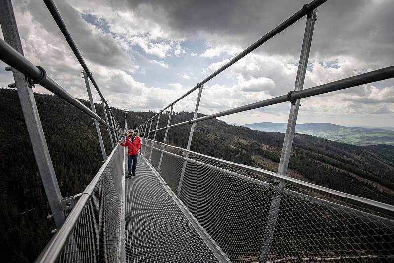 Nejdelší visutý most pro pěší na světě Sky Bridge 721, 9. května 2022, Dolní Morava. Ve výšce 95 metrů překonává údolí Mlýnského potoka z horského hřebene Slamník na hřeben Chlum.