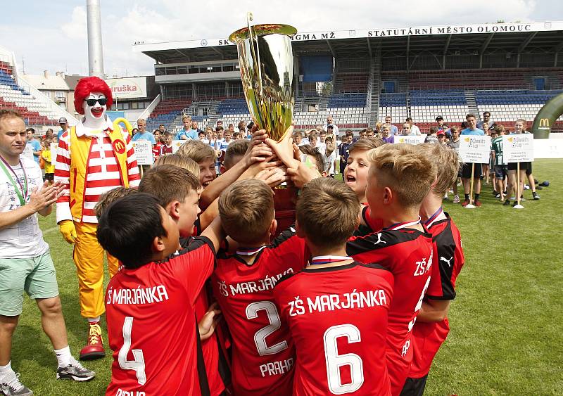 Žáci ZŠ Marjánka brali pohár za druhé místo.