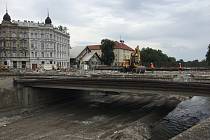 Na most v ulici Komenského už najíždějí bagry, v příštích dnech půjde k zemi.