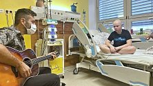 Zpěvák Marek Ztracený potěšil písničkou dětské pacienty ve Fakultní nemocnici Olomouc.