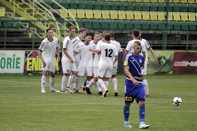 Fotbalisté HFK Olomouc (v bílém) porazili Frýdek-Místek 2:0