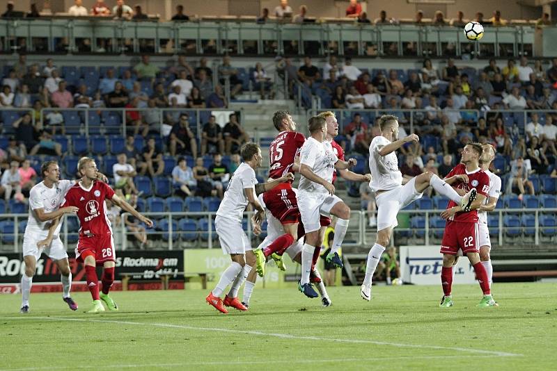 Olomoučtí fotbalisté (v červeném) remizovali se Slováckem 0:0