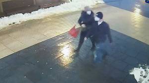 Kvůli krádeži kabelky v OC Šantovka polici pátrá po dvojici zachycené na kamerách