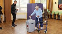 Volby v Domově seniorů v Hranicích - hlasovat tam přišli nejen jeho obyvatelé, ale také lidé z okolních ulic
