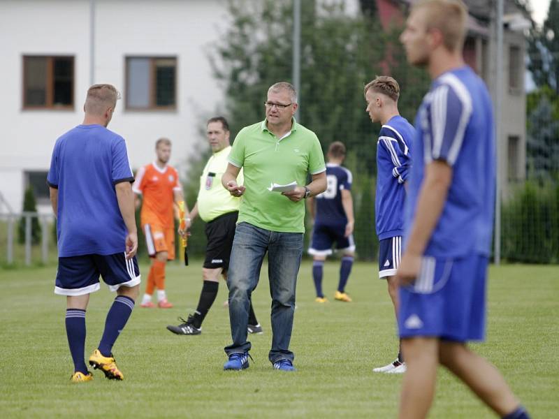 Uničovští fotbalisté porazili v přípravném zápase s béčkem Sigmy (v oranžovém) 6:2. Jiří Balcárek, trenér Uničova (uprostřed)