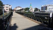 Lávka pro pěší přes Moravu u stavby mostu v Komenského ulici v Olomouci