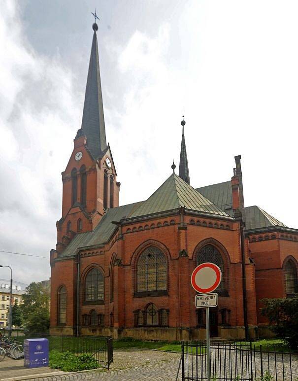 Červený kostel v Olomouci. Původně chrám něměcké evangelické církve, nyní sklad knih 