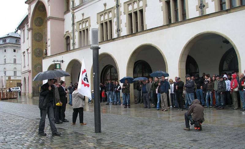 Mítinik Dělnické strany před olomouckou radnicí