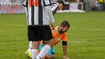 Fotbalisté Hodolan (v pruhovaném) porazili Novou Hradečnou 8:0.