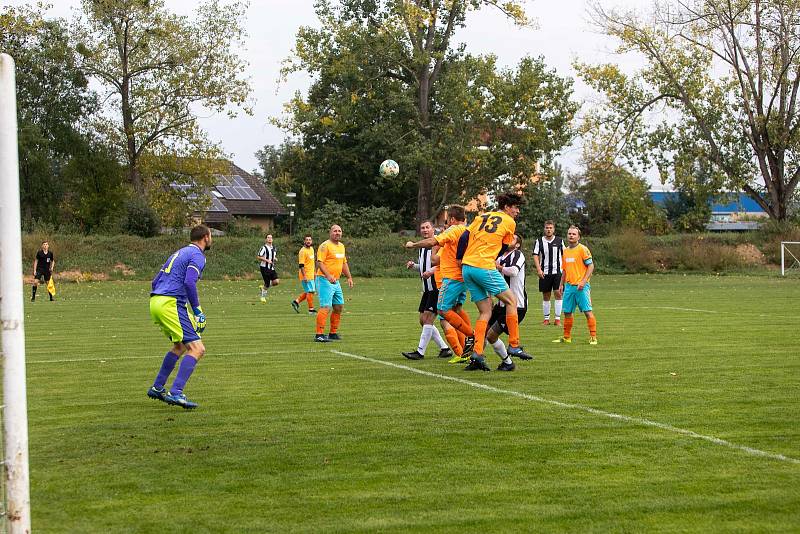 Fotbalisté Hodolan (v pruhovaném) porazili Novou Hradečnou 8:0.