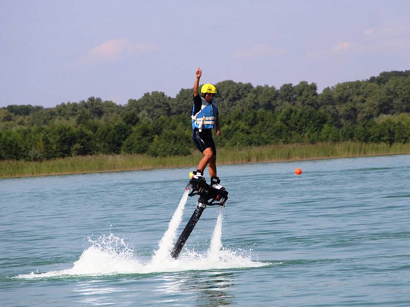 – Až několik metrů nad hladinou vody se v sobotu létalo ve Wake Parku Náklo na Olomoucku. Netradiční sport s názvem flyboarding si mohli vyzkoušet zájemci už od dvanácti let.