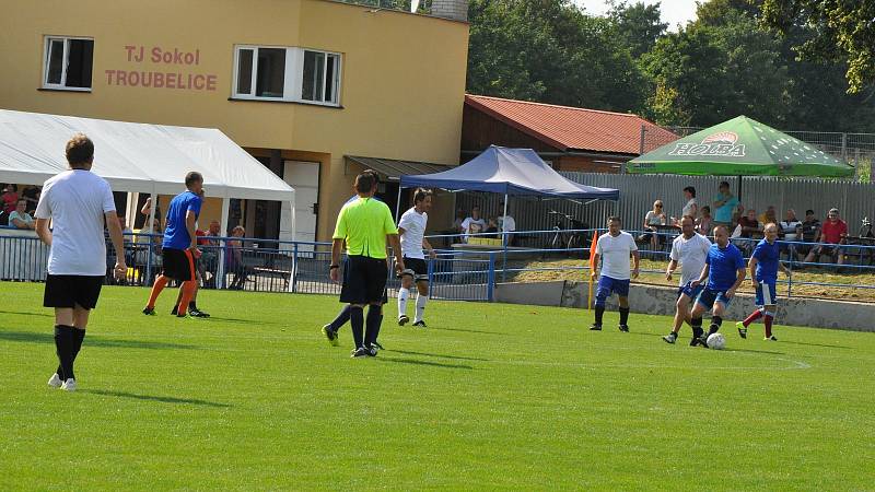 Zápas starých pánů při slavnostním otevření troubelického hřiště