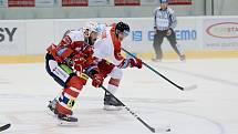 Hokejisté Mory (v bílém) porazili Pardubice 3:1.