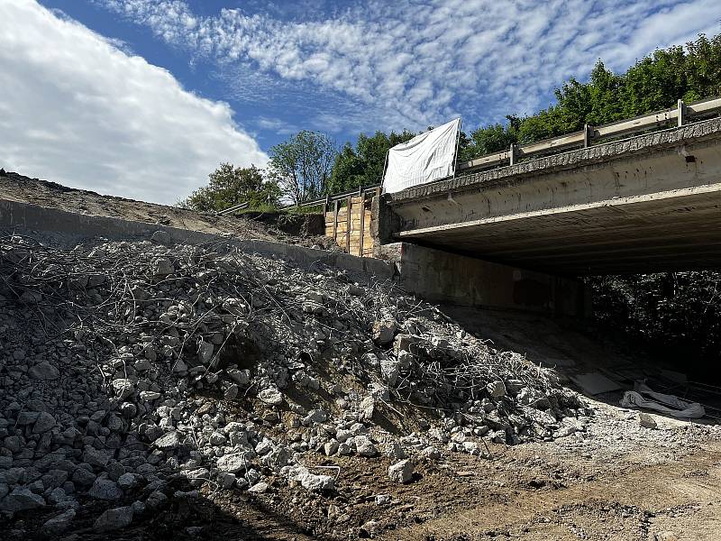Na dálnici D35 u Mohelnice demolují most přes Třebůvku, 20. června 2022.