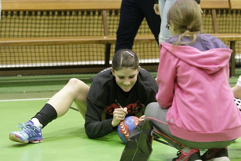 Olomoucké házenkářky porazily Písek (v černém) 37:20Martina Salčáková