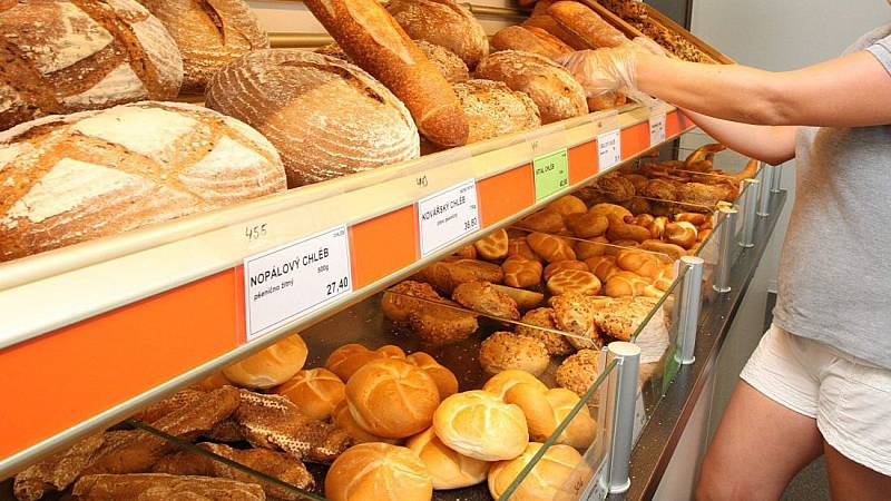 Zdražení chleba bije víc do očí než jiné položky nákupů, protože právě tento výrobek byl v Česku dlouhodobě velmi levný