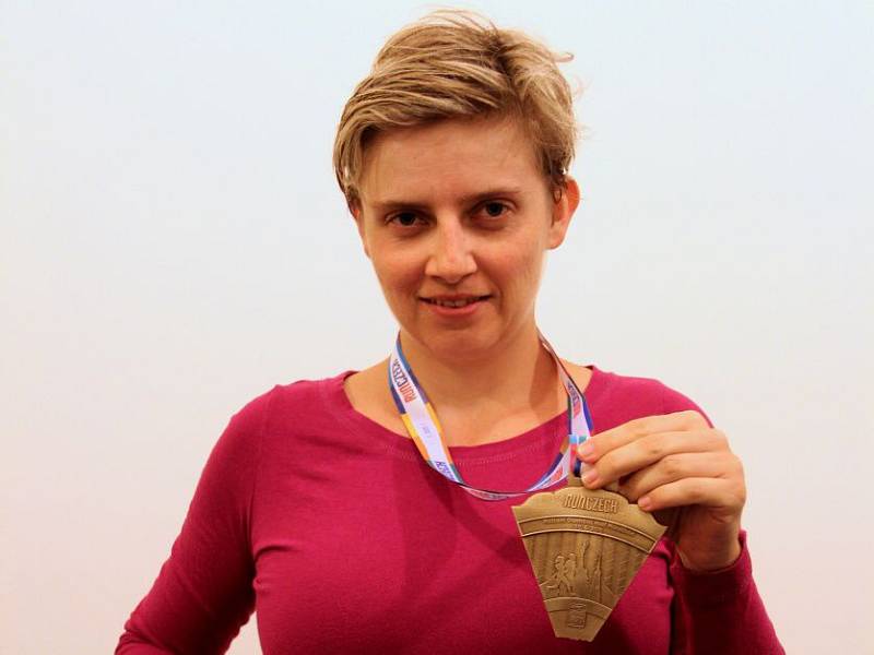 Redaktorka Olomouckého deníku Petra Pášová s trofejí za absolvování Olomouckého půlmaratonu 2015