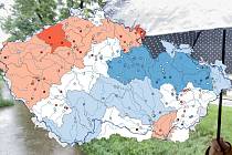 Stav hladiny podzemní vody v mělkých vrtech, červenec 2020. Bílá - normální stav, modrá - nadnormální stav, oranžová - pod normálem