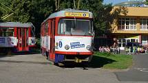 Vysloužilé tramvaje jako volební "stánek" u olomouckého plaveckého stadionu