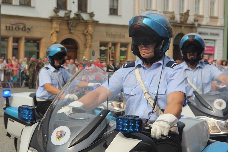 Vojenská hudba zněla v sobotu 1. září centrem Olomouce. Na Horním náměstí, před tamní radnicí, pokračoval XXIV. Mezinárodní festival vojenských hudeb.