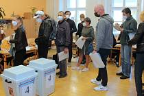 Začátek voleb na ZŠ Komenium v centru Olomouce, 8. října 2021