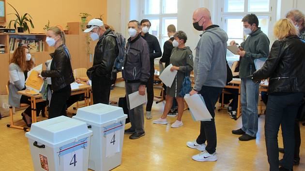 Začátek voleb na ZŠ Komenium v centru Olomouce, 8. října 2021