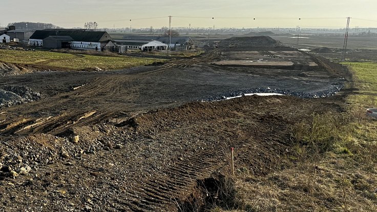 Staveniště D55 U Strejčkova lomu nedaleko Grygova, kde vyroste ekodukt, jehož konstrukci tvoří přesypaný klenbový rám z betonu o dvou polích.