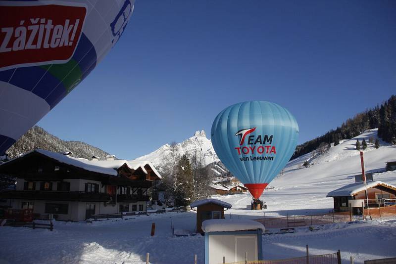 Na čtyři desítky balonových výprav se zúčastnily 7. ročníku Hanneshof Hot-air Balloon Trophy v rakouském Filzmoosu. Nechyběly ani české týmy, hned dva balony do Alp přivezl Libor Staňa ze společnosti Balony.eu z Břestku na Uherskohradišťsku.