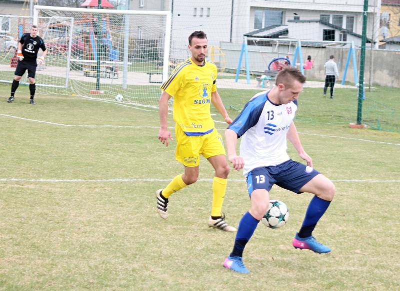 Fotbalové derby krajského přeboru mezi Hněvotínem a Lutínem (žlutí) překvapení nepřineslo.