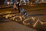 Nápis Ne KSČM! z hořících svíček před budovou krajského úřadu v Olomouci