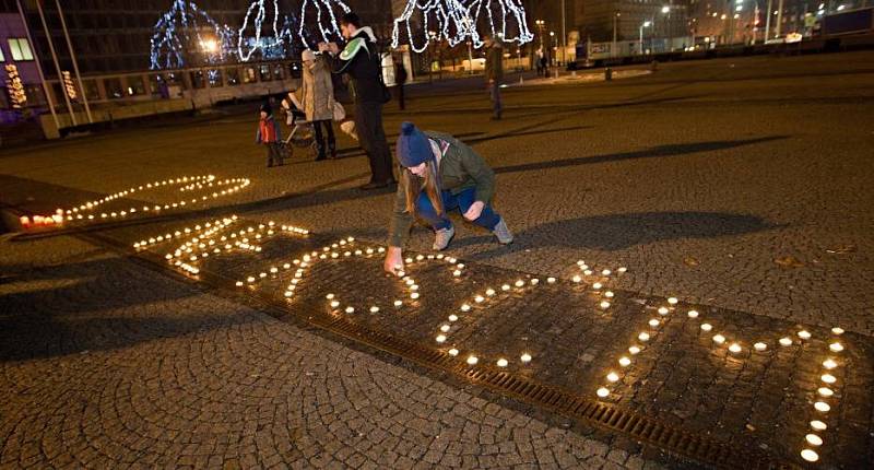 Nápis Ne KSČM! z hořících svíček před budovou krajského úřadu v Olomouci