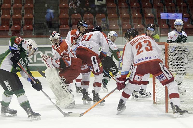 Olomoučtí hokejisté (v bílém)  v prvním zápase play-out prohráli s Karlovými Vary 2:6