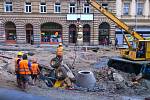 Při rekonstrukci třídy 1. máje v Olomouci se do jedné z jam na staveništi převrátil bagr