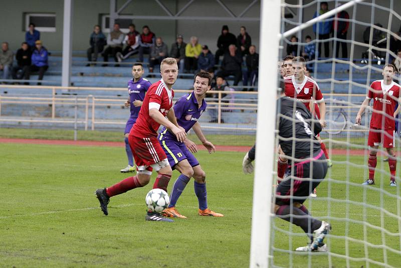 Fotbalisté Uničova (v červeném) prohráli s Mohelnicí 1:2