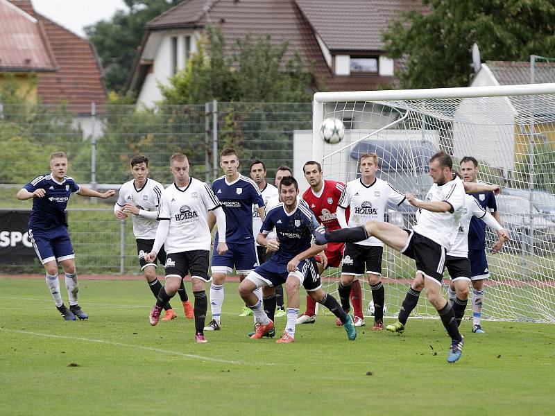 Fotbalisté Uničova remizovali s Rýmařovem (v bílém) 1:1