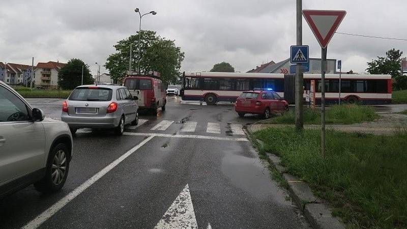 Srážka autobusu a auta na křižovatce ulic I. P. Pavlova, Hraniční a Okružní v Olomouci, 25. 5. 2022