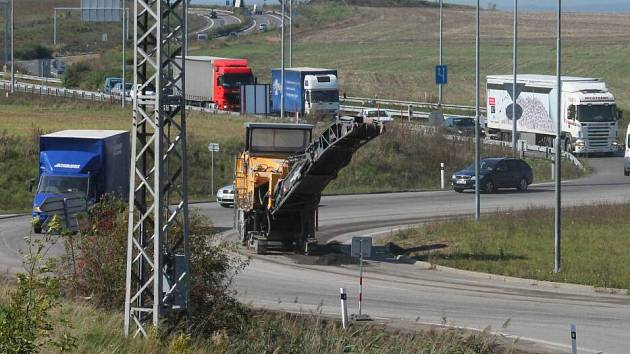 Na rondelu u olomouckého Globusu začalo frézování povrchu