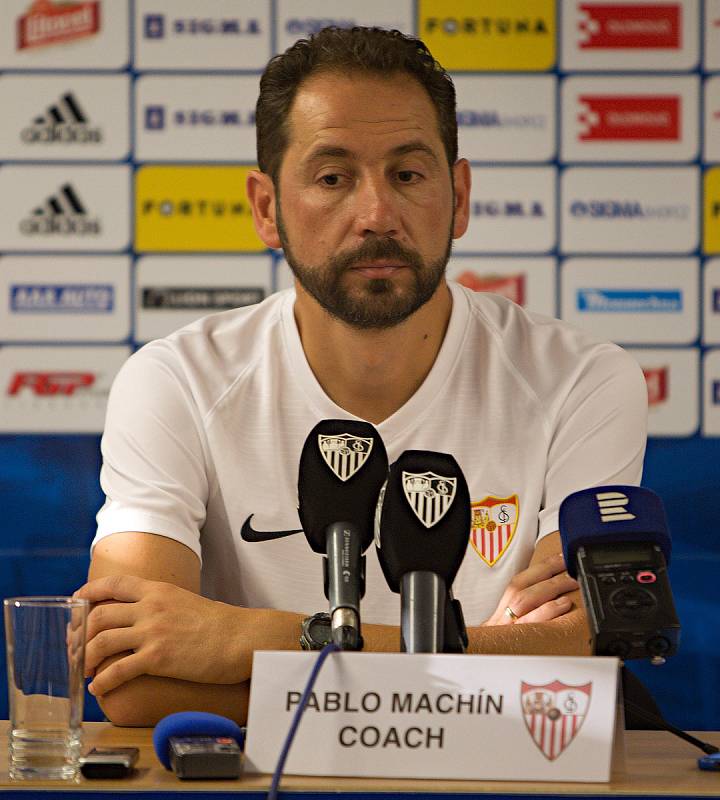 Trénink fotbalistů FC Sevilla před zítřejším utkání s SK Sigma Olomouc.Trenér Pablo Machín