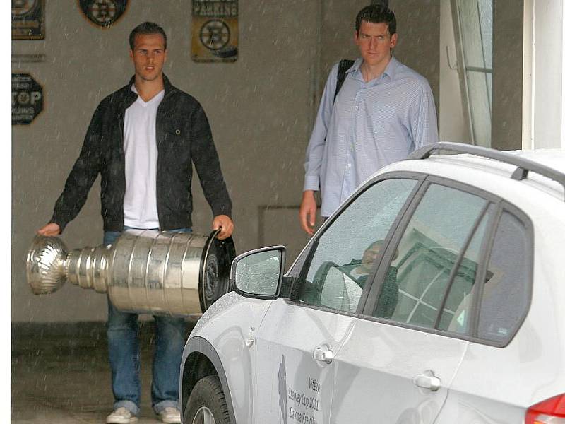 2011. David Krejčí se Stanley Cupem u domu svých rodičů ve Šternberku