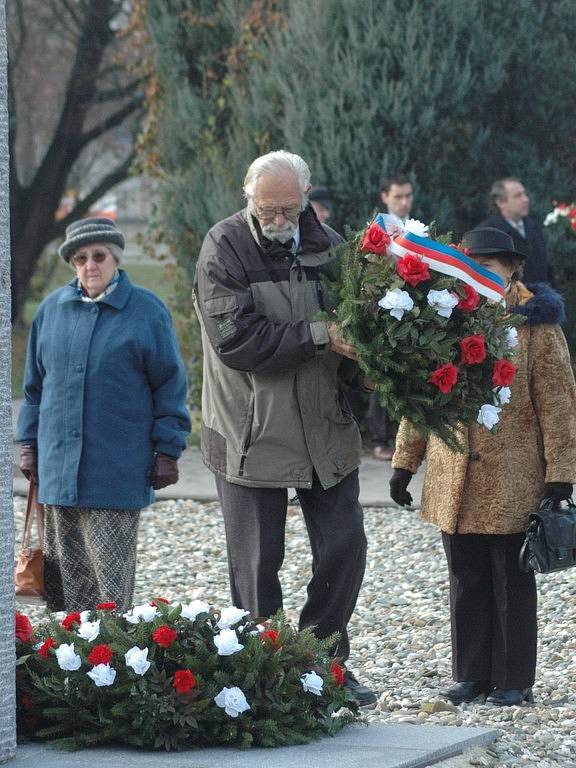 Legionáři, sokolové, političtí vězni, studenti, primátor či hejtman uctili boj za svobodu.