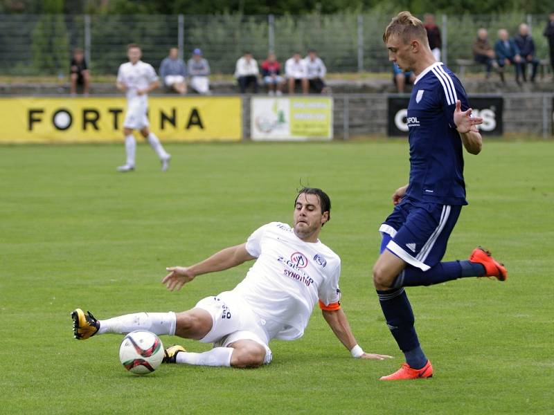 Fotbalisté Uničova (v modrém) podlehli ve druhém kole českého poháru 1:3 prvoligovému Slovácku