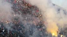 Severní tribuna Androva stadionu zaplněná fanoušky Baníku.