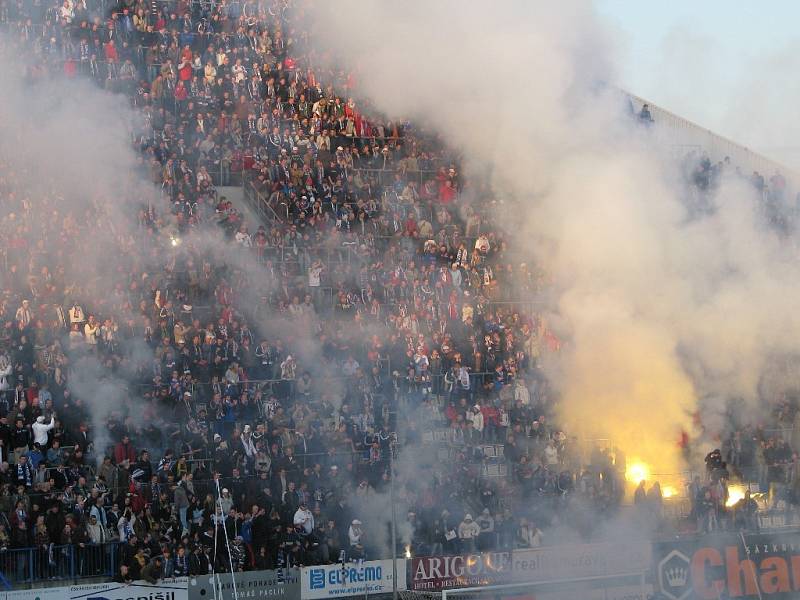 Severní tribuna Androva stadionu zaplněná fanoušky Baníku.