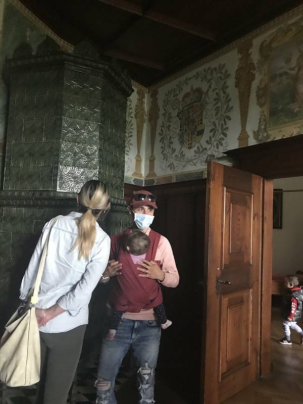 Hrad Bouzov opět dobývají turisté. V rouškách a s rozestupy. (6.června 2020)