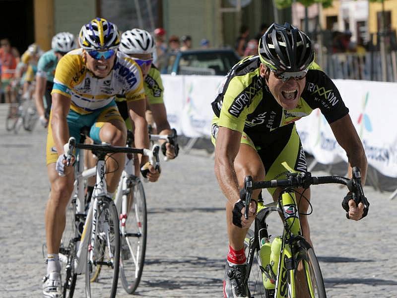 Vítěz 3. etapy Cuech Cycling Tour Rene Obst, za ním Zdeněk Štybar