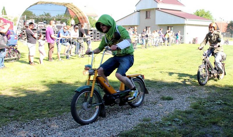 Závod fichtlů a kozích dechů na Recesfestu v Mezicích